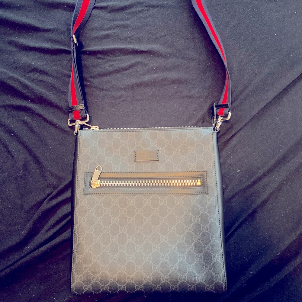 Gucci shoulder Bag unisex worn a couple times no flaws good as new w receipt :)